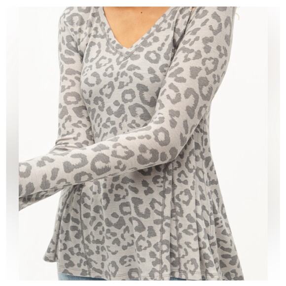 NWT Grey Leopard Women’s Size Medium Hi-Low Hem Long Sleeve Flattering Top K172 - Picture 2 of 7